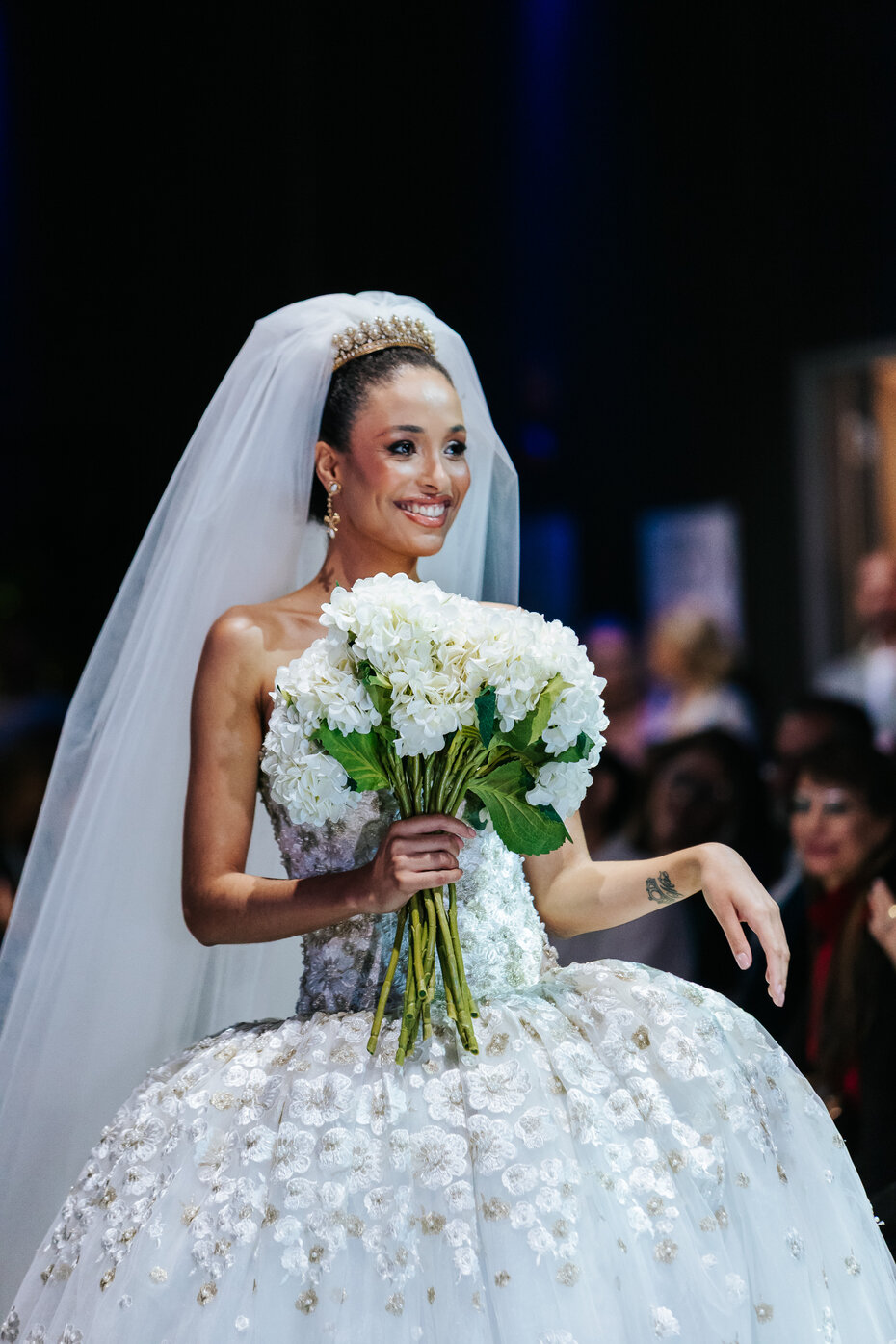 Débora Rodrigues encerrou o desfile com o lindo vestido de noiva sob muitos aplausos (Foto: Franco Corrêa/Divulgação)