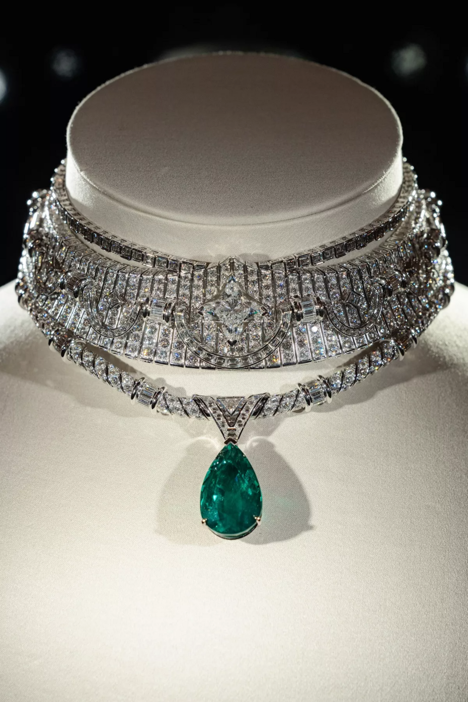Belíssimo colar de diamantes e uma grande esmeralda pendente (Foto: Divulgação)