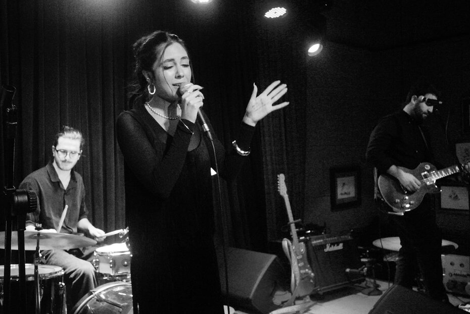 A jovem cantora fez sua estreia com brilho e desenvoltura (Foto: Duda Alvares/Divulgação)