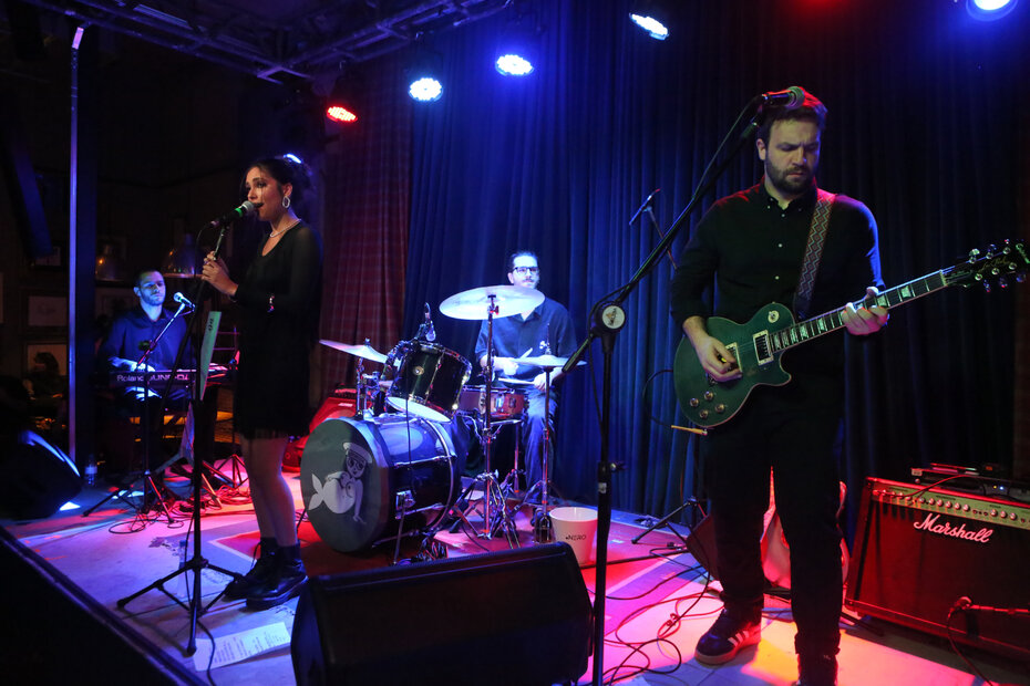 Valen foi acompanhada por Leonardo Bretas, Rafael Giacomazzi e Juliano Casagranda (Foto: Notre Design/Divulgação)