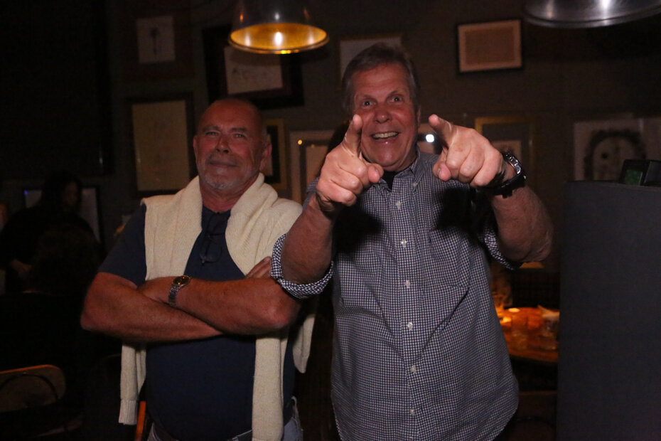 André Gelpi e Paulo Franco dos Reis Neto, pai da artista, vibrando com o desempenho do grupo (Foto: Notre Design/Divulgação)