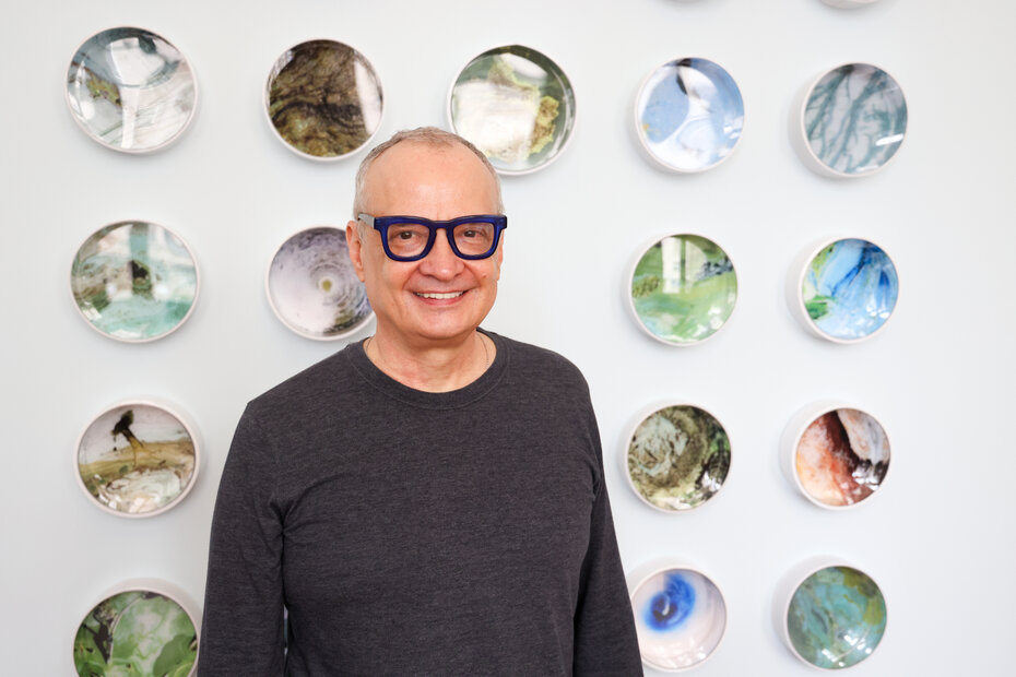 Carlos Trevi junto à uma das obras que integram a mostra (Foto: Fredy Vieira/Divulgação)