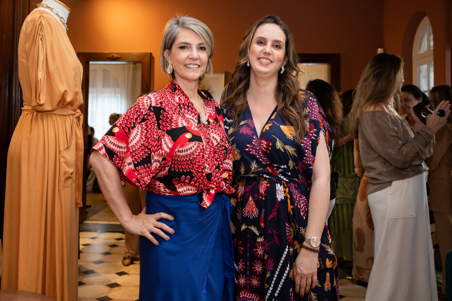 Lisarb Calegari e a estilista Giovana Pegorer (Foto: Nicholas Galvão/Divulgação)