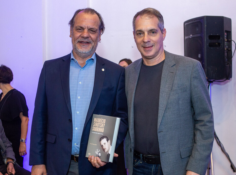 O desembargador Alberto Delgado Neto e Túlio Milman, autor da obra (Foto: Lenara Petenuzzo/Divulgação)