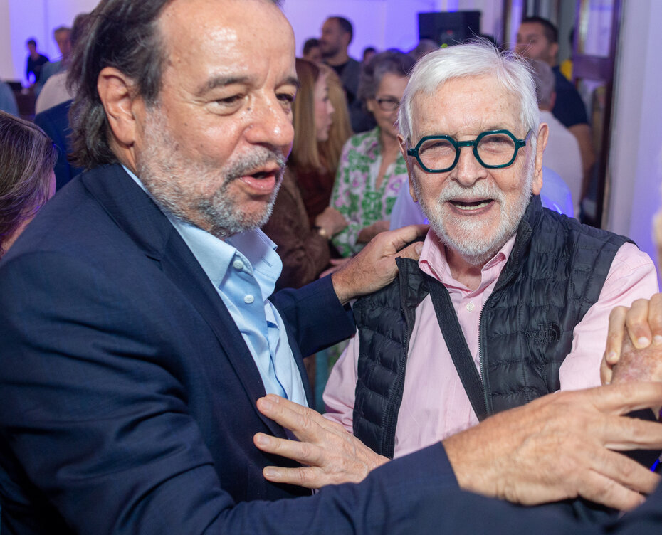 Nelson Pacheco Sirotsky recebeu o abraço de Fernando Ernesto Corrêa (Foto: Lenara Petenuzzo/Divulgação)