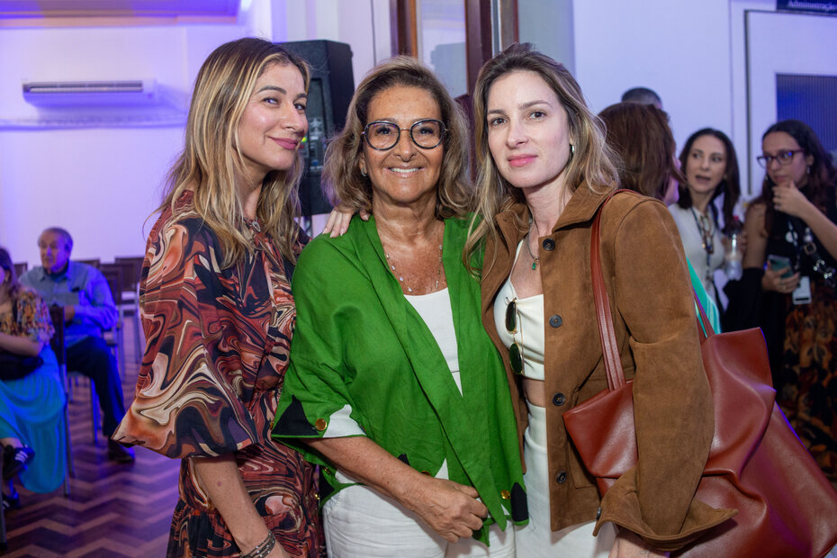Sônia Pacheco Sirotsky entre as filhas Tanise Dvoskin Dutra e Debora Dvoskin Paiva. Sônia estava de aniversário e teve comemoração na Praça da Alfândega (Foto: Lenara Petenuzzo/Divulgação)
