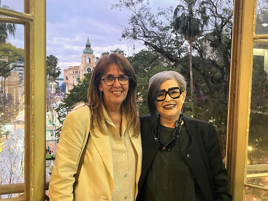 A patrona da 71ª Feira do Livro Martha Medeiros e a jornalista Alice Urbim no coquetel de abertura no Clube do Comércio (Foto: Paulo Gasparotto/Especial)