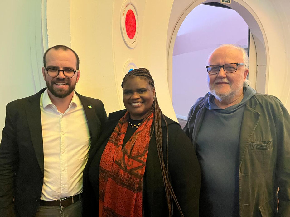 Josué Vieira de Amorim, Ana Maria de Souza, diretora da Biblioteca Pública e Pedro Haase Filho brindaram o entusiasmante início da feira (Foto: Paulo Gasparotto/Especial)