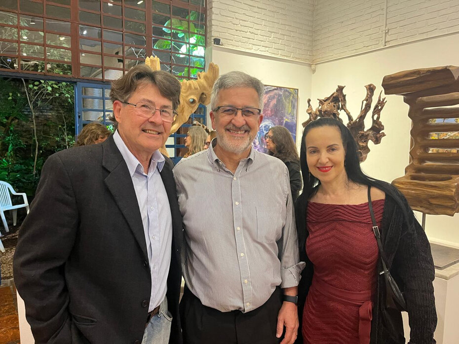 Itelvino Jahn, o  médico Milton Bernardes Pignataro e Lisa Bomfim na Galeria Tina Zappoli (Foto: Paulo Gasparotto/Especial)