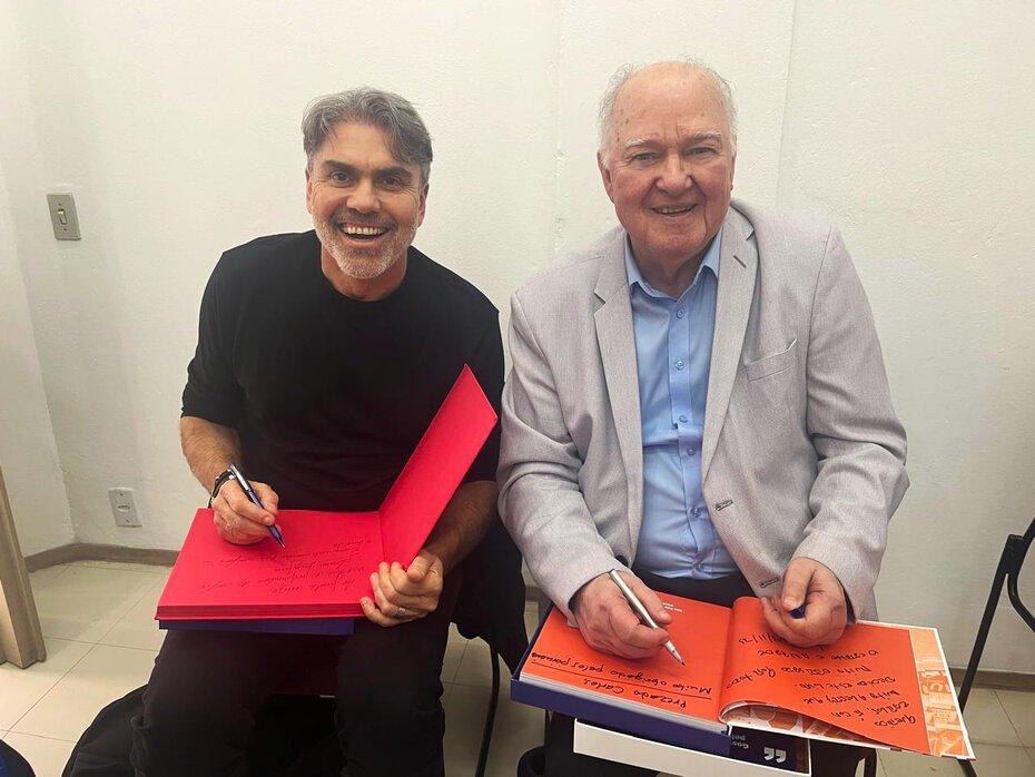 Os designers Luciano Deos e Lincoln Seragini assinaram os livros (Foto: Paulo Gasparotto/Especial)