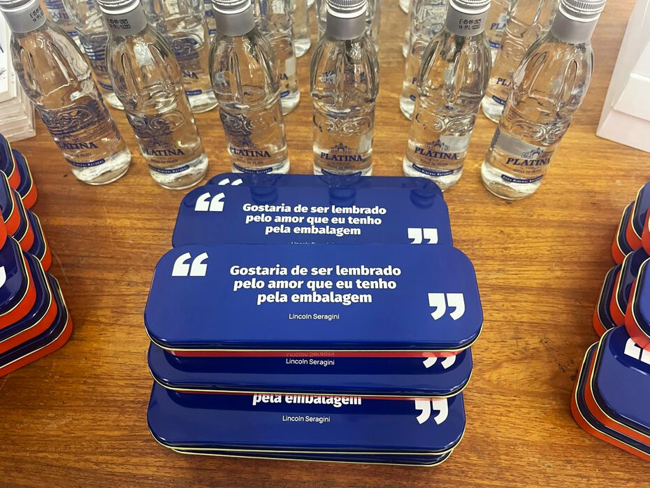 Embalagens que fizeram parte da ambientação da palestra na Casa de Cultura Mario Quintana (Foto: Paulo Gasparotto/Especial)