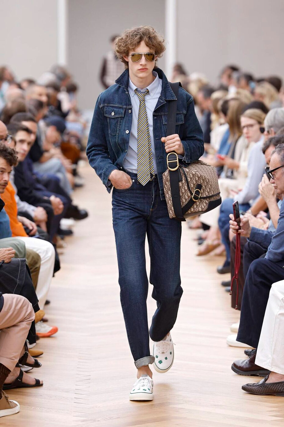 Jeans e gravata na passarela da Dior (Foto: Divulgação)