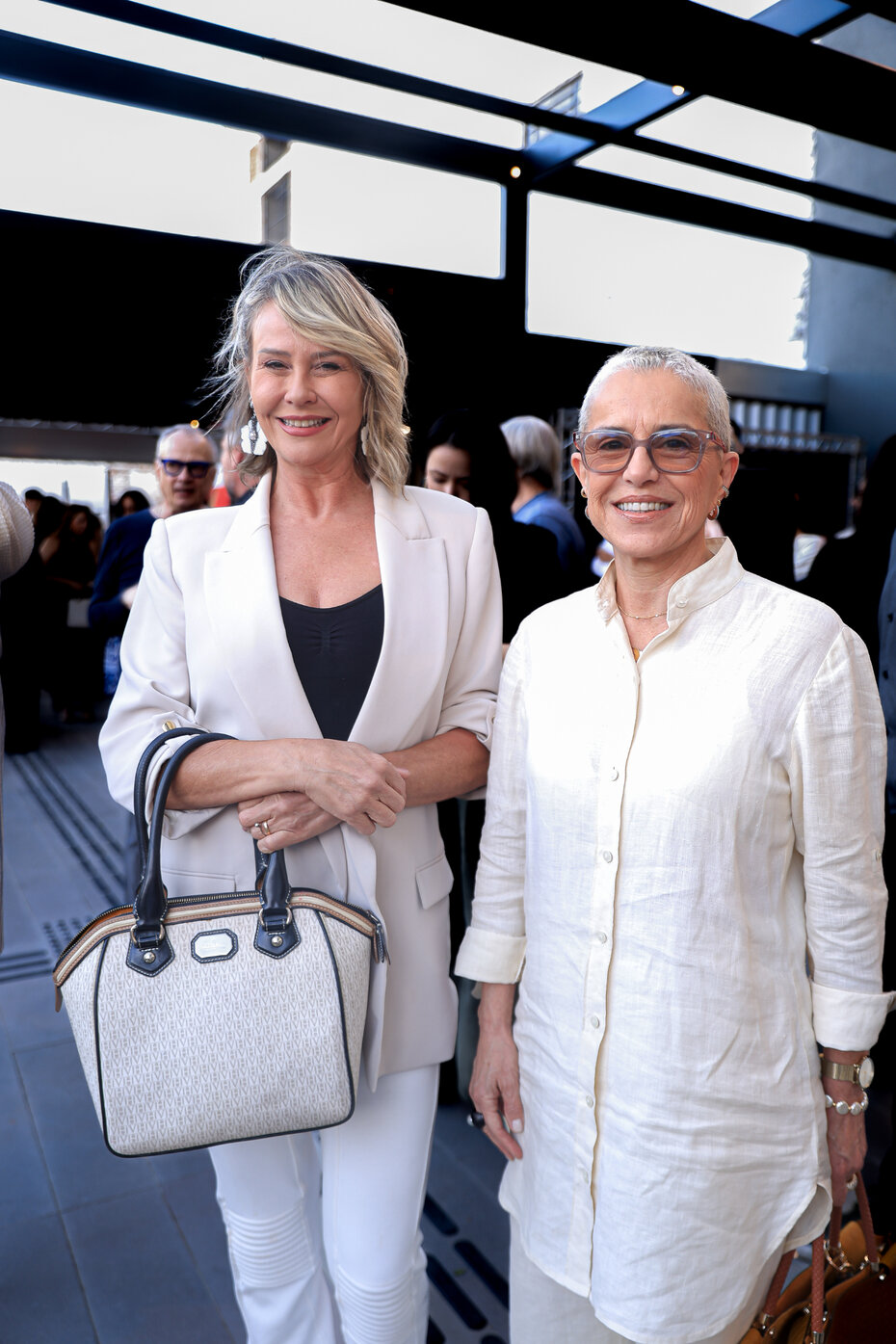 Yoanara Karam com Beatriz Araujo, coordenadora do Banrisul Cultural (Foto: Vini Dalla Rosa)
