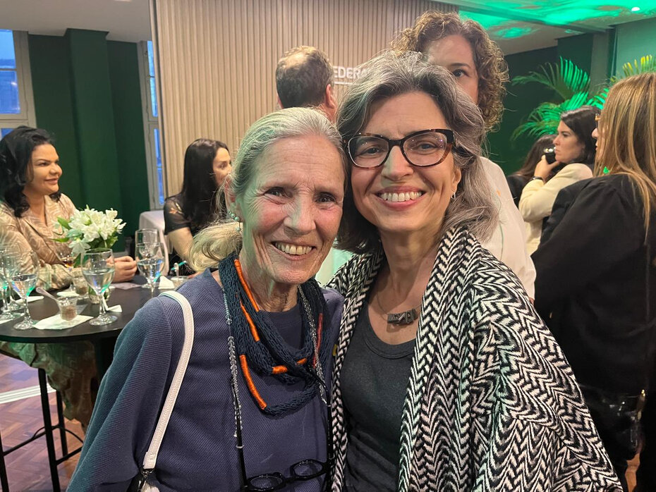 A artista plástica Angela Peccini e Fernanda Verissimo no Palácio do Comércio (Foto: Paulo Gasparotto/Especial)