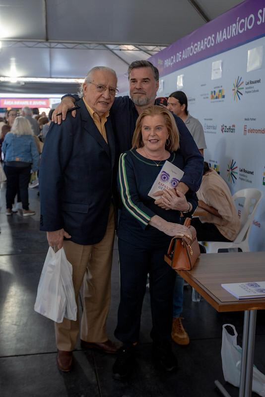 Tiago Bento com os pais Dea e Luiz Afonso Antunes na Feira do Livro (Foto: Divulgação)