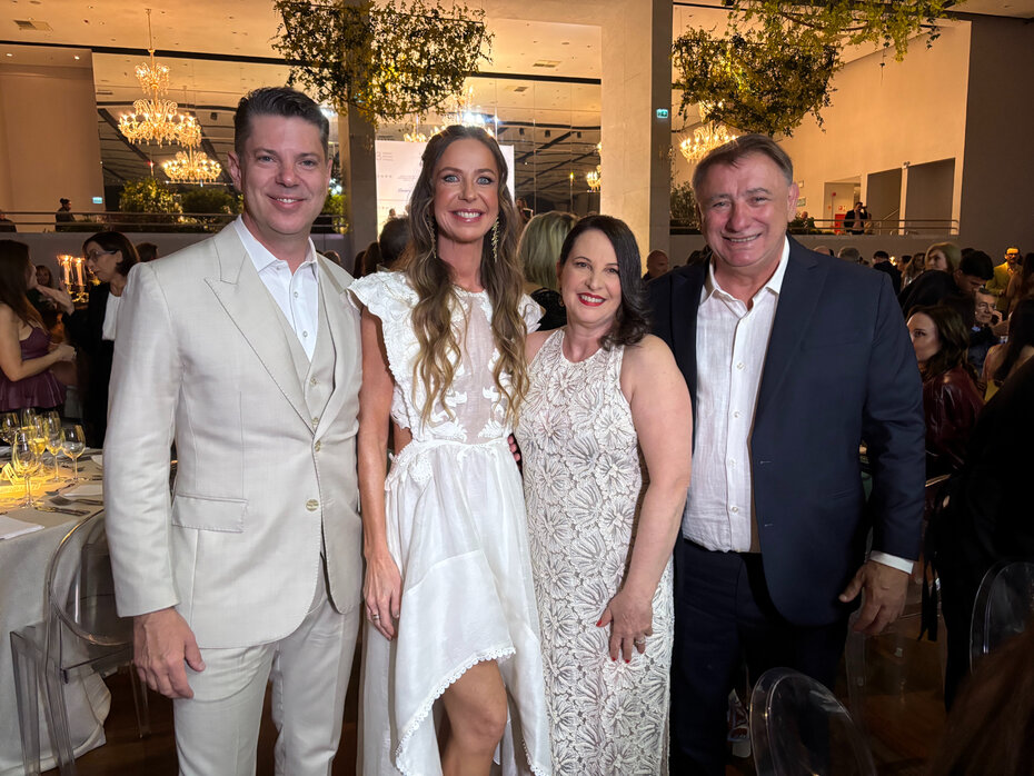 Fernando Bastos e Tiana Burmann com José Nazareno e Leniara Teixeira no 1º Sunset Beneficente (Foto: Laura Kirchhof/Divulgação)