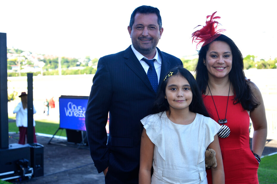 Gil Irala, presidente do Jockey Club, com Roberta Esswein Irala e a filha Helena Irala (Foto: Lu Dias/Divulgação) 