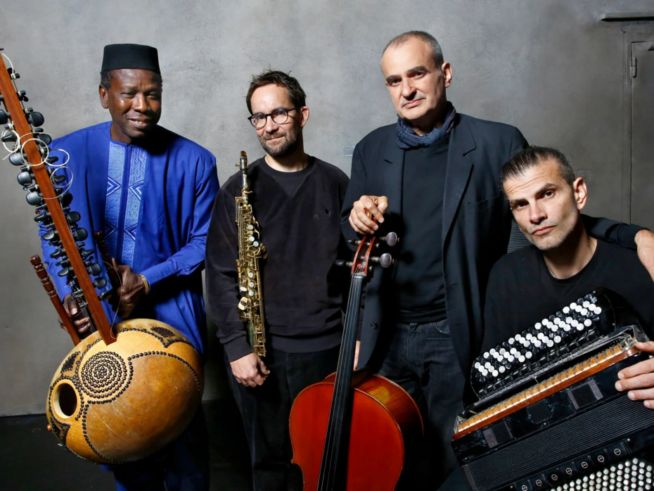 Ballaké Sissoko, Émile Parisien, Vincent Segal e Vincent Peirani formam o Les Égarés, que encerra o festival (Foto: The Guardian/Divulgação)