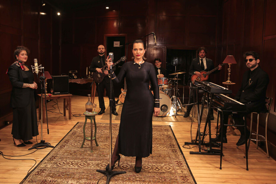 Mari Gazen é acompanhada por Edu Xavier, Adriano Wigger, Aretha Lima, Luc Andriguetto e Mateus Mussatto (Foto: Johnny Marco/Divulgação)