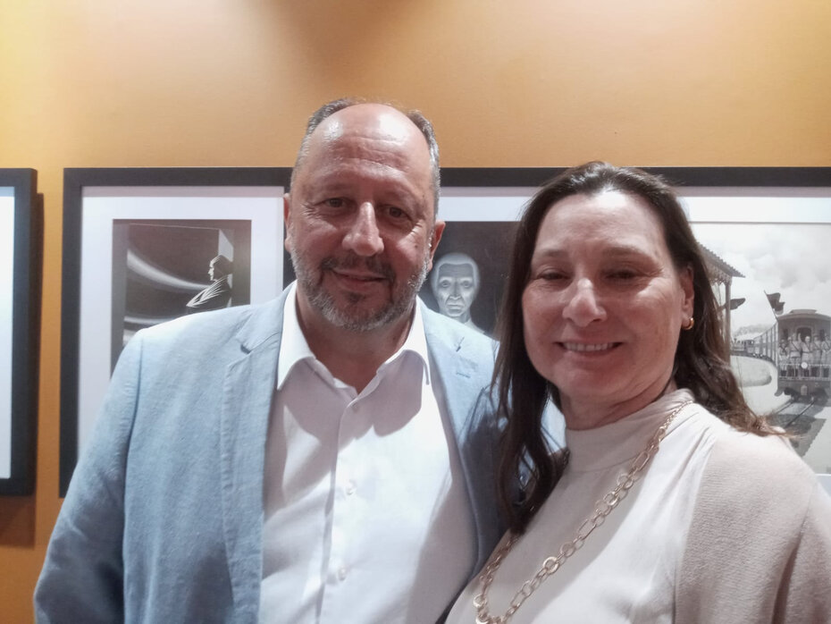 Fernando Lorenz Azevedo, cônsul honorário da República Tcheca e Denise Defavery (Foto: Divulgação)