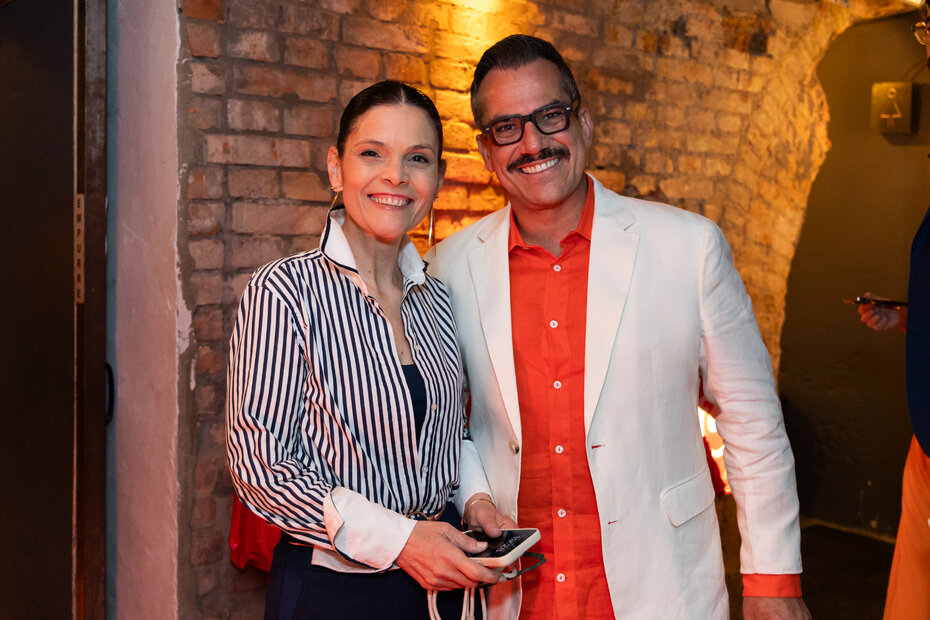 Os anfitriões da noite festiva: Andrea Sorgenfrei e Anderson Hartmann (Foto: Rodi Goulart/Divulgação)