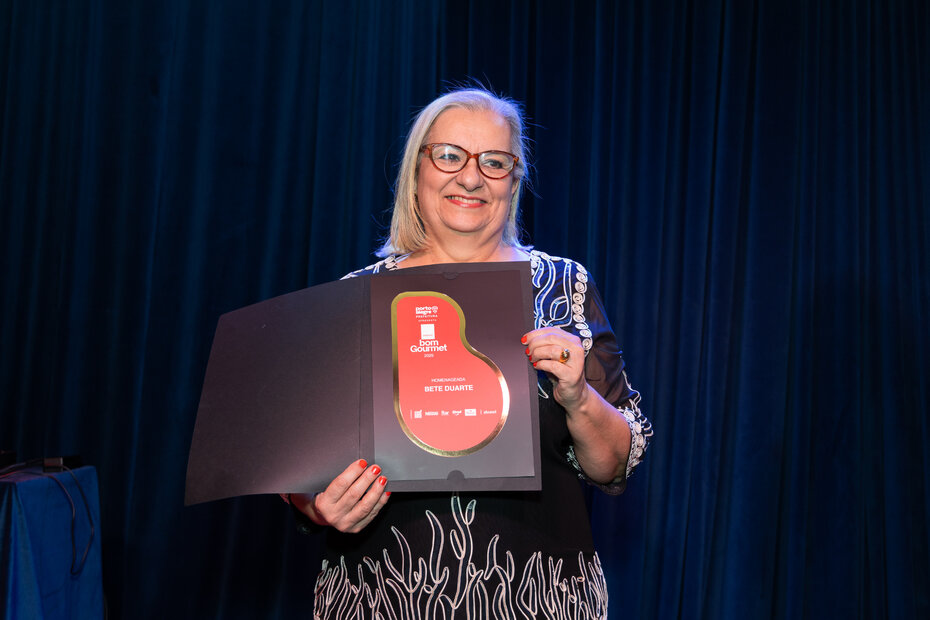 A jornalista Bete Duarte recebeu merecida homenagem (Foto: Rodi Goulart/Divulgação)