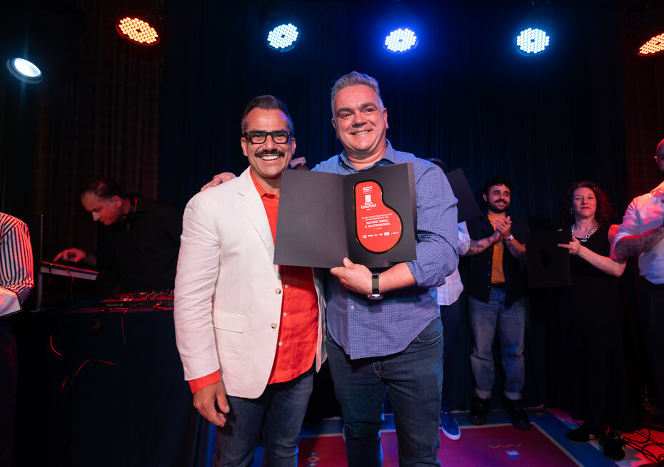 Anderson Hartmann e o chef Rafael Jacobi, um dos premiados da noite (Foto: Rodi Goulart/Divulgação)