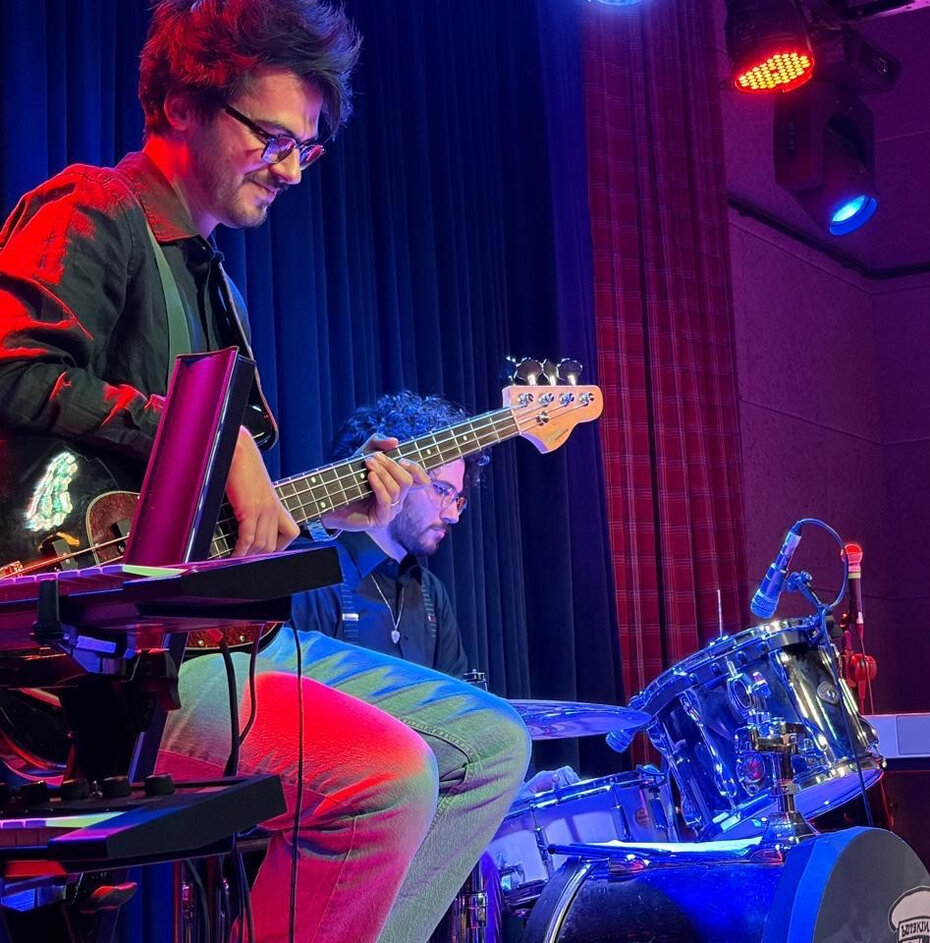 Os irmãos Emílio e Rafael Rothfuchs mostram afinidade no palco (Foto: Divulgação)