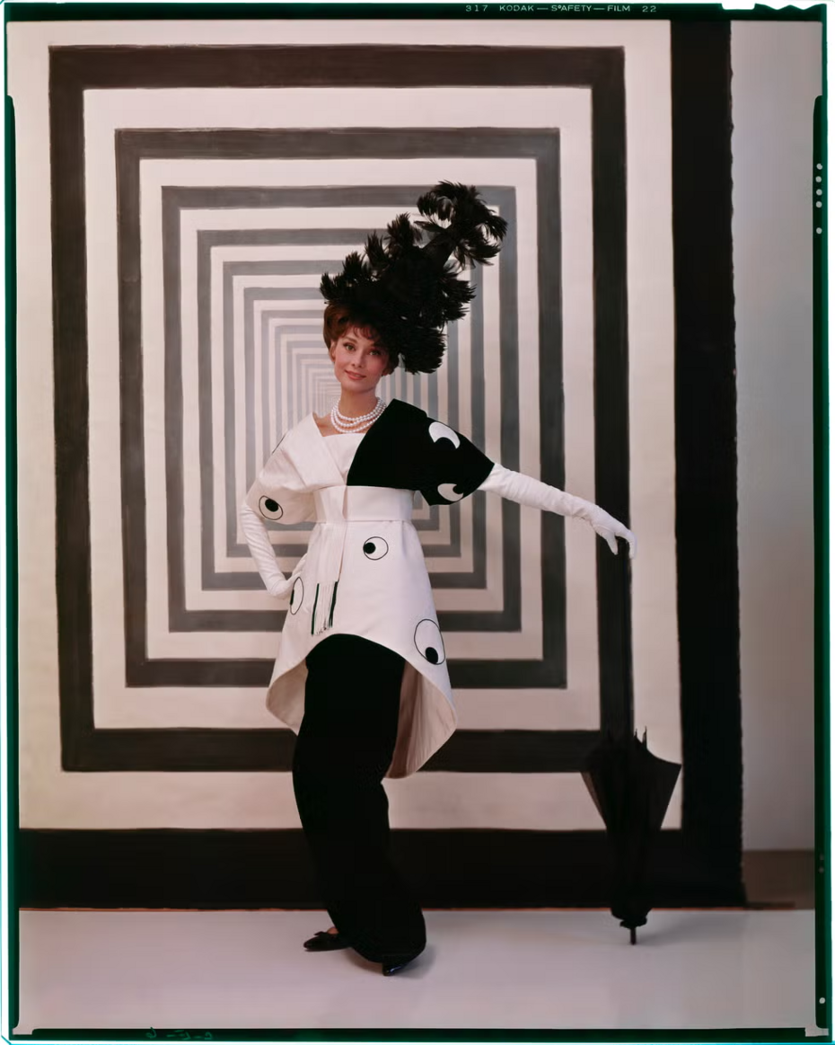 Audrey Hepburn com o figurino de My Fair Lady, de 1963 (Foto: Cecil Beaton/Divulgação)