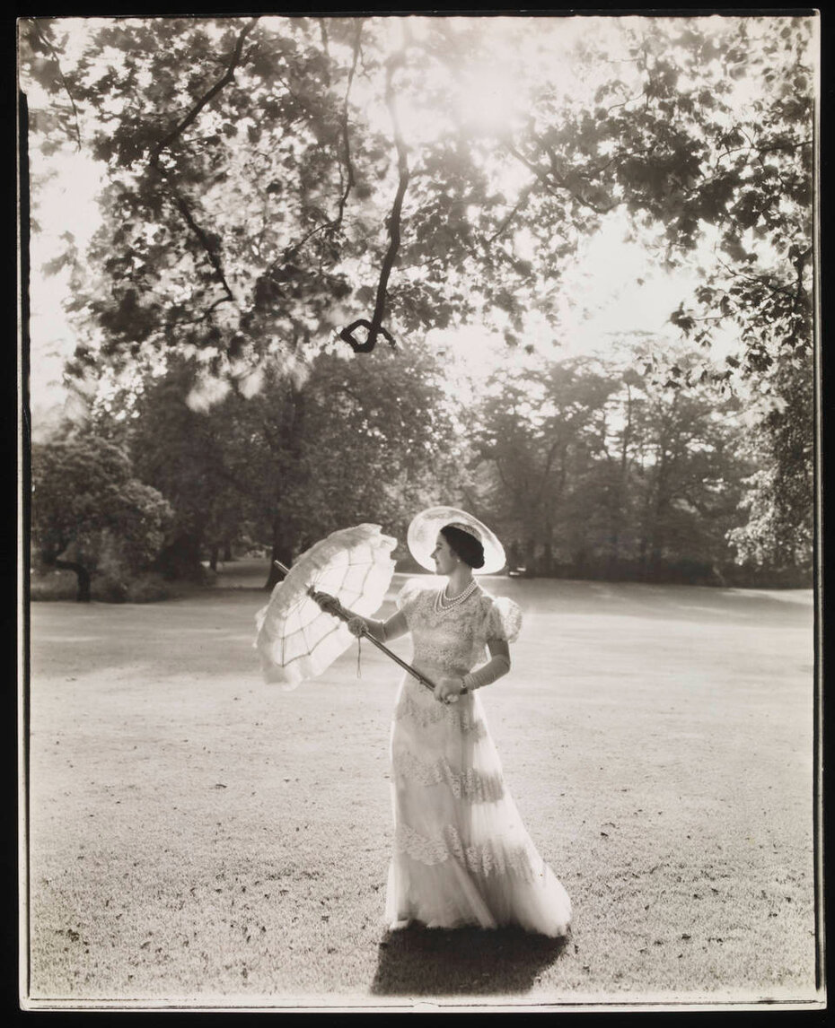 Entre os muitos registros da Família Real Beaton fotografou a Princesa Elizabeth no Jardim do Palácio de Buckingham, em 1938 (Foto: Cecil Beaton/Divulgação)