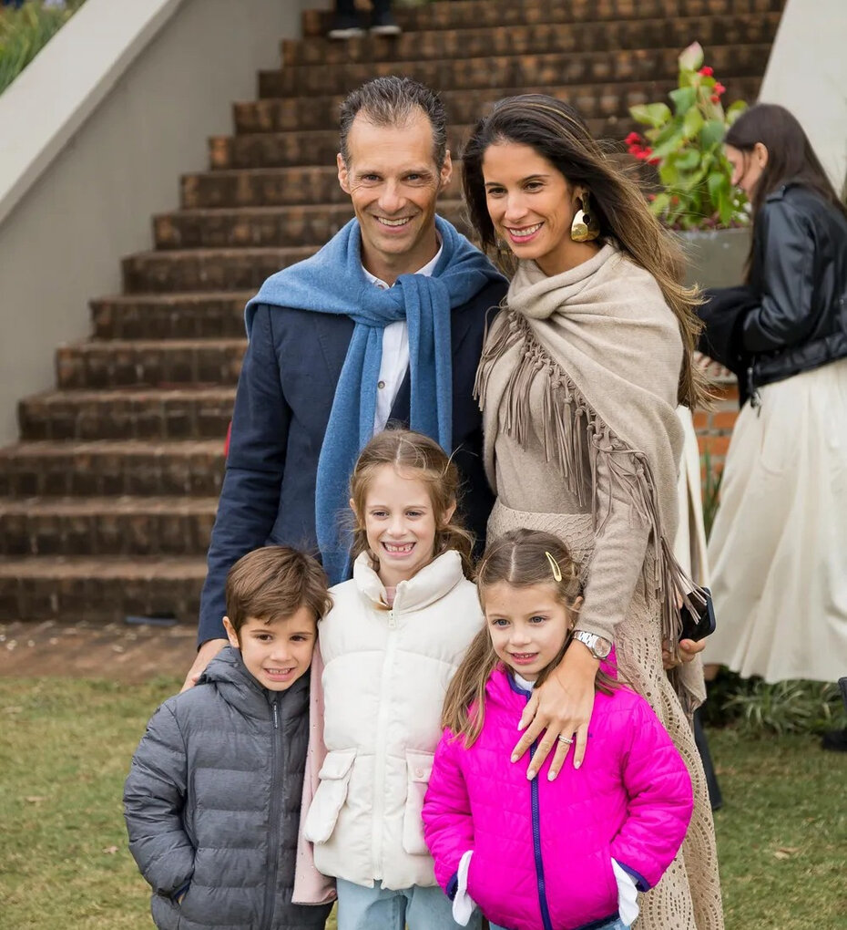 Nathalia Bastos e João Gaspar  com os filhos Valência, Carolina e João (Foto:Arquivo pessoal/Divulgação)