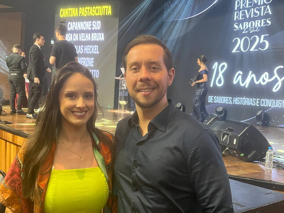 Renata Alcântara e Daniel Forster, ela à frente do grupo que representou a Banca do Holandês, premiada como o Melhor Empório (Foto: Paulo Gasparotto/Especial)