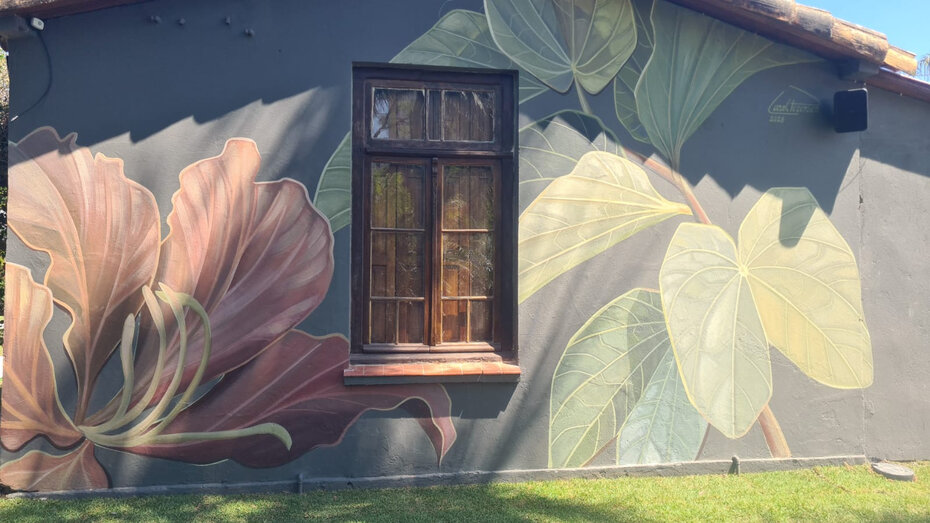 Detalhe da pintura de Carol Petersen que decora a nova fachada do espaço (Foto: Divulgação)