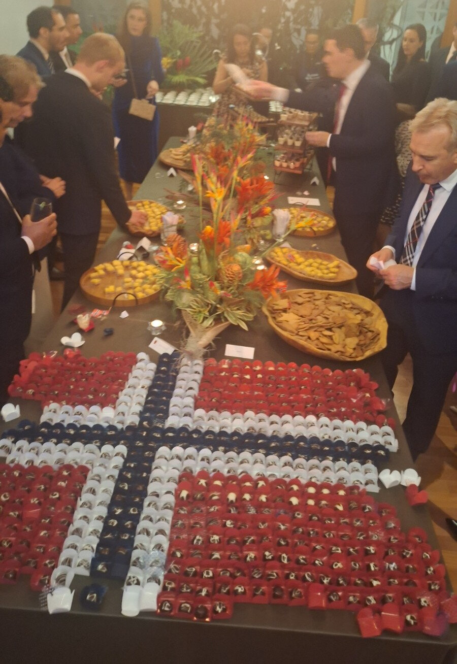 Mesa com decoração de doces, formando a bandeira norueguesa (Foto: Divulgação)