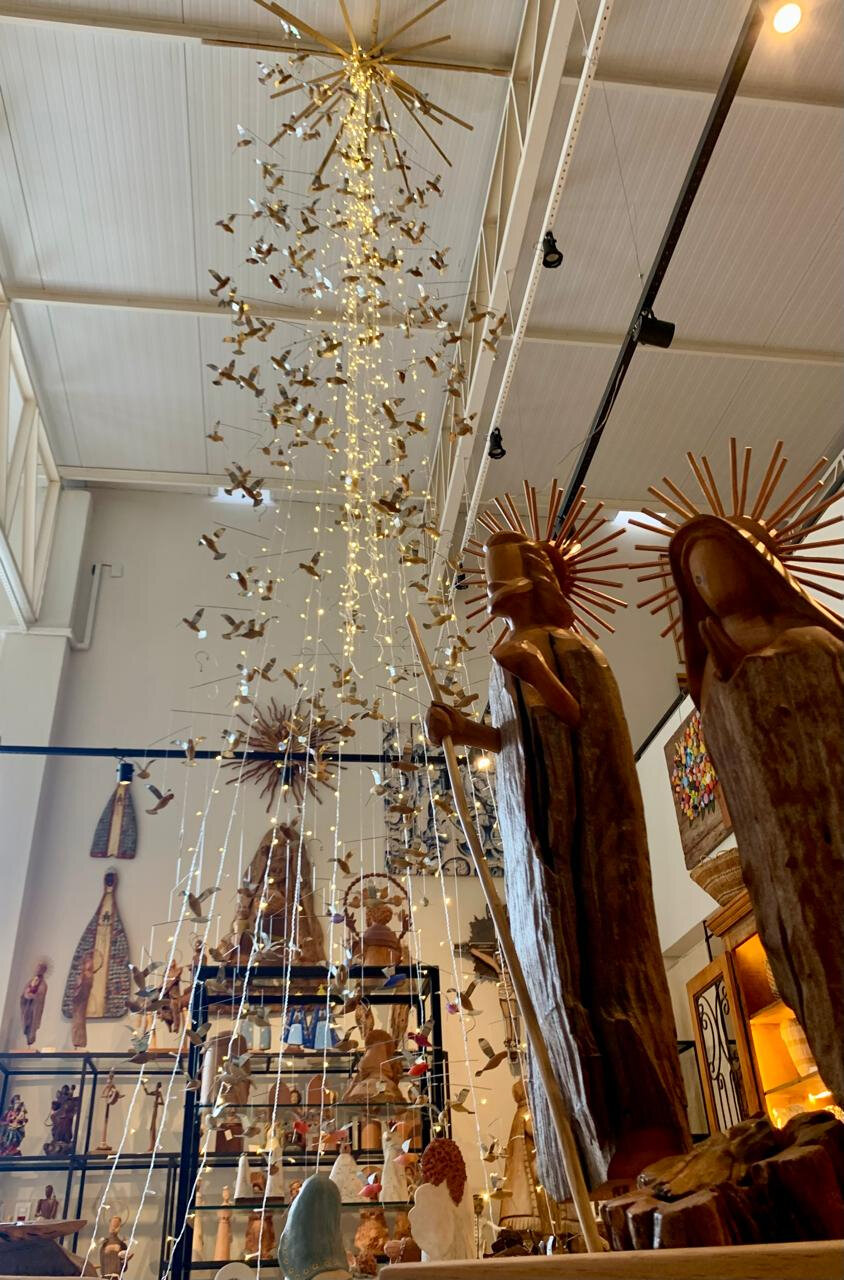 A original árvore de Natal confeccionada com beija-flores do artesanato brasileiro (Foto: Divulgação)