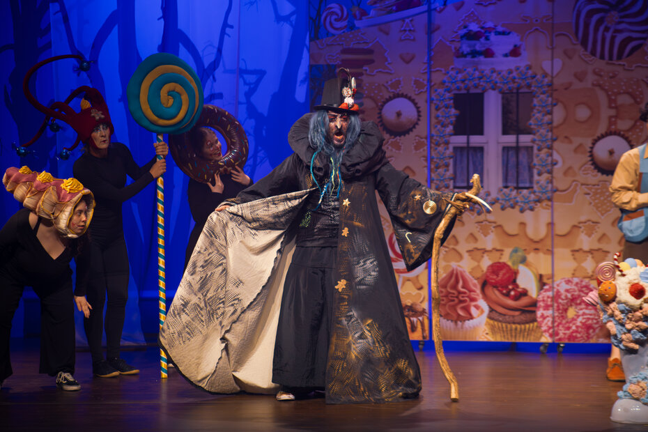 Adolfo Amaral interpretou, na estreia, a bruxa da clássica história infantil (Foto: Vitória Proença/Divulgação)