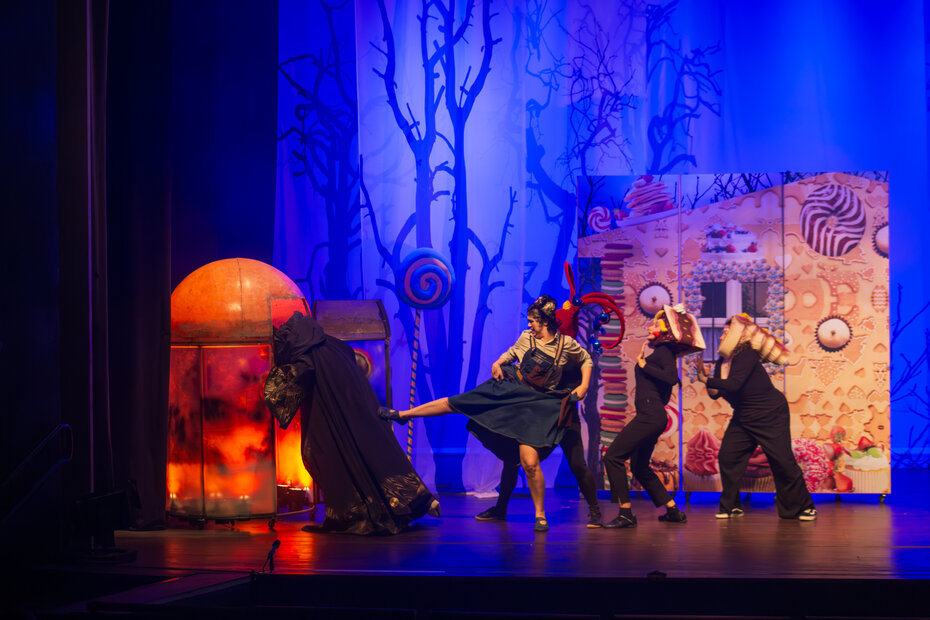 A montagem tem cenografia de Élcio Rossini e Pedro Girardello (Foto: Vitória Proença/Divulgação)