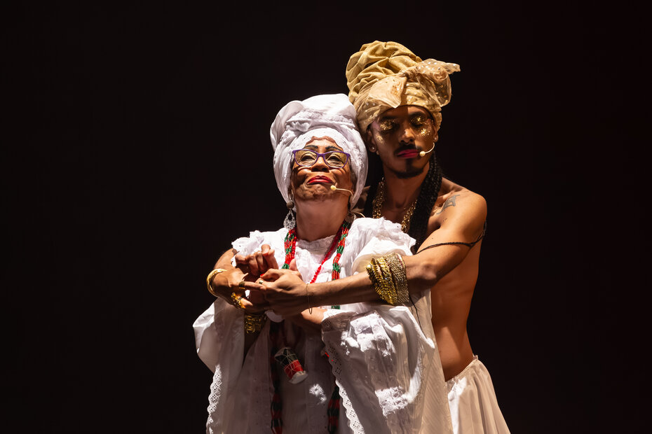 Glória Andrades e Phill num dos momentos de emoção do espetáculo (Foto: Adriana Marchiori/Divulgação)