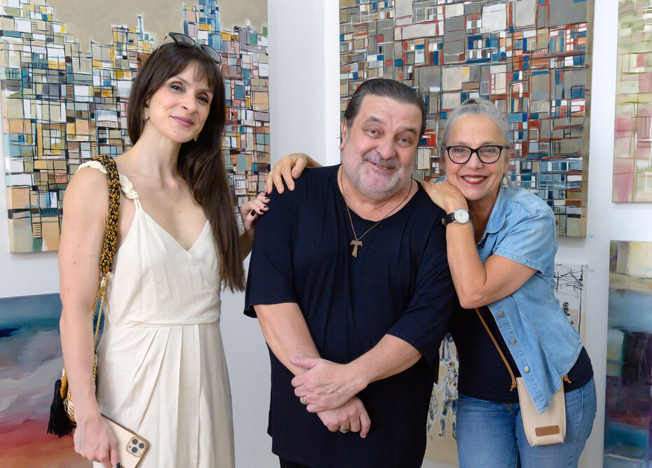 Mariana Prestes, Cézar Prestes e Nádia Raupp Meucci na Galeria Flâneur (Foto: Wanderlei Oliveira/Divulgação)