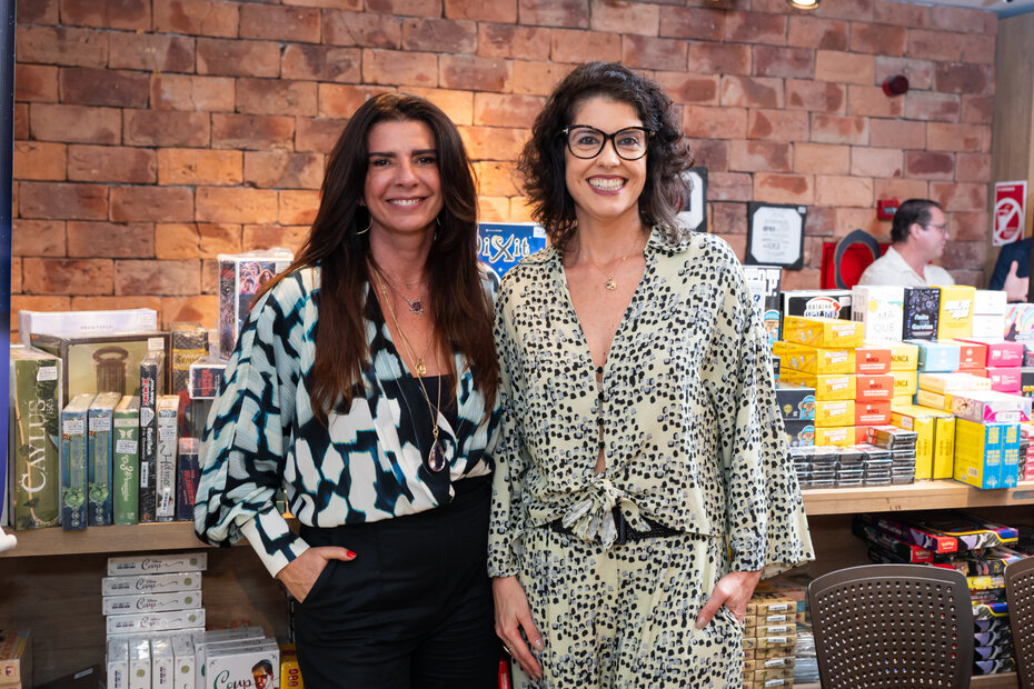 Simone Pontes com a autora Fernanda Pozzebon na Livraria Leitura (Foto: Andréa Graiz/Divulgação)
