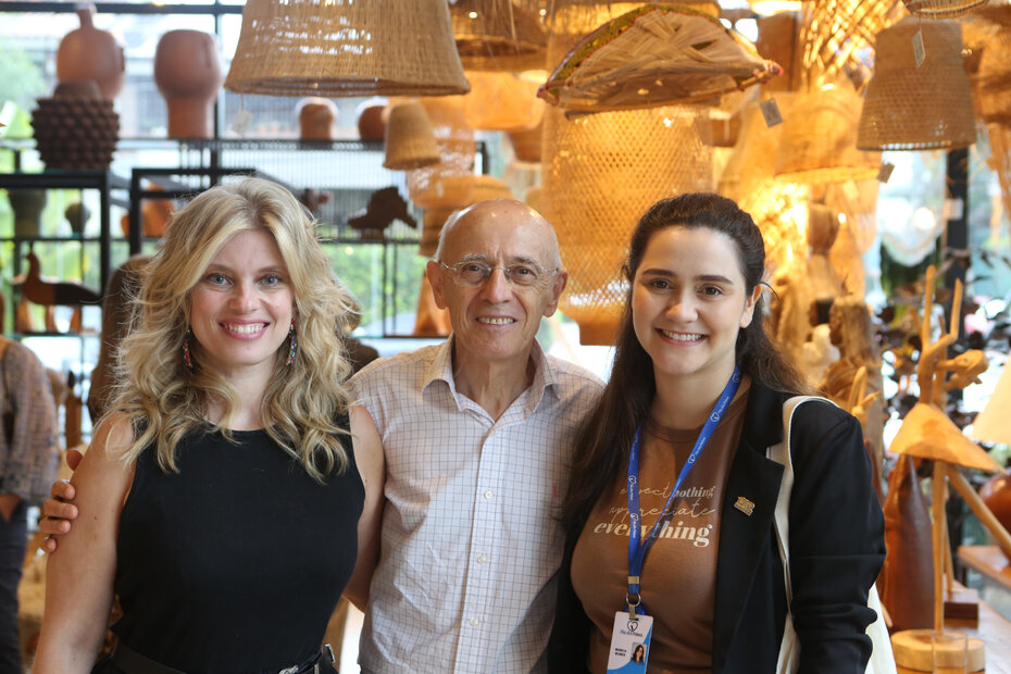 Helena Zorzi e Helio Zorzi com Bianca de Souza Nunes, da Fundação O Pão dos Pobres de Santo Antônio (Foto: Notre Design/Divulgação)
