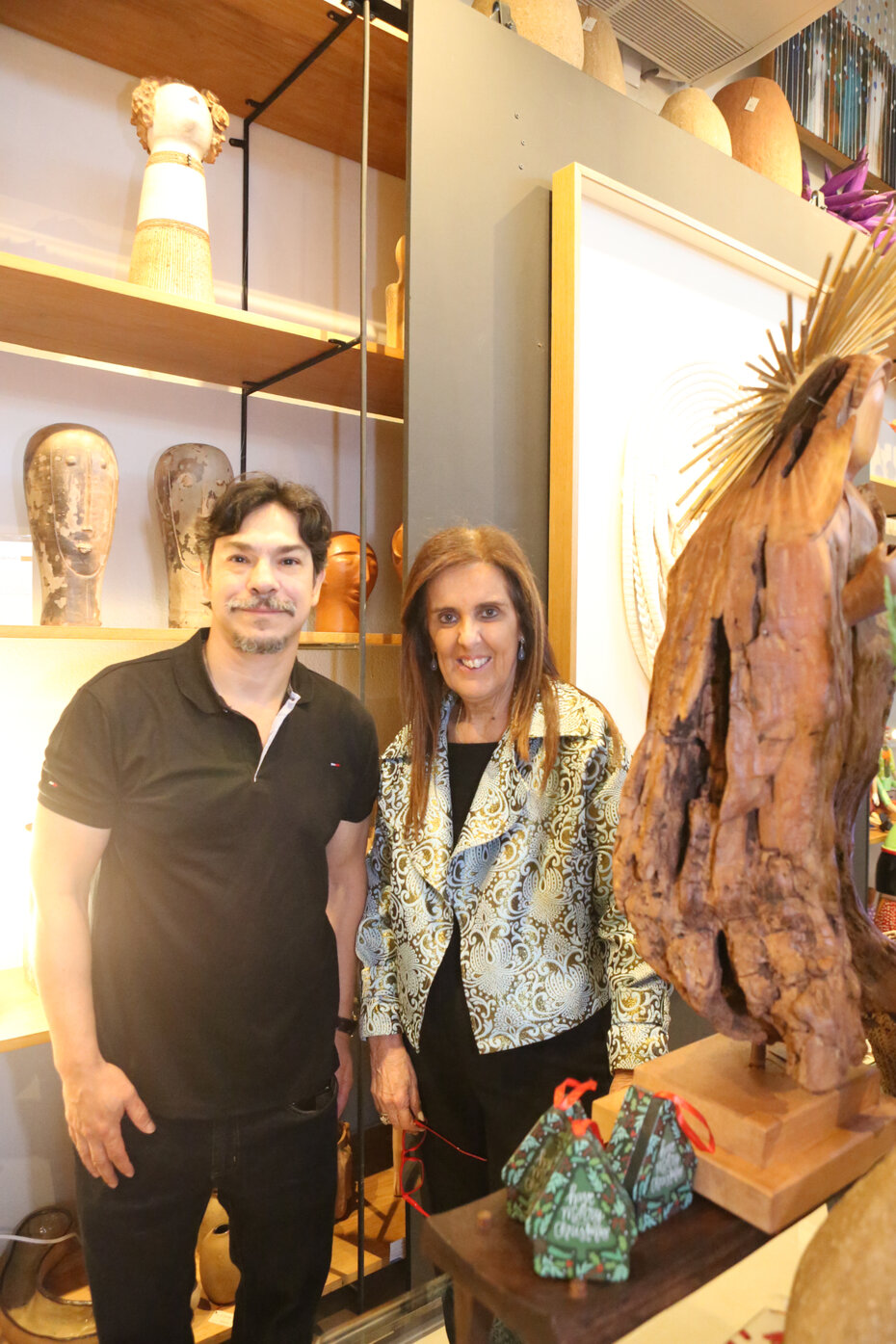Rafael Cárdenas, cujas peças artesanais fazem parte da mostra, com Lúcia Suñe (Foto: Notre Design/Divulgação)