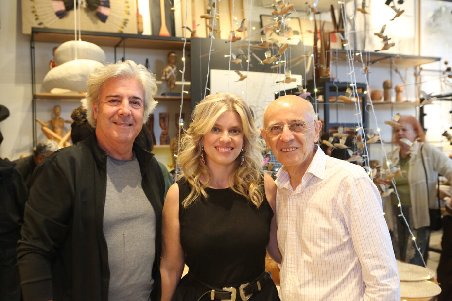 O arquiteto Ivan Andrade com Helena Zorzi e Helio Zorzi (Foto: Notre Design/Divulgação)