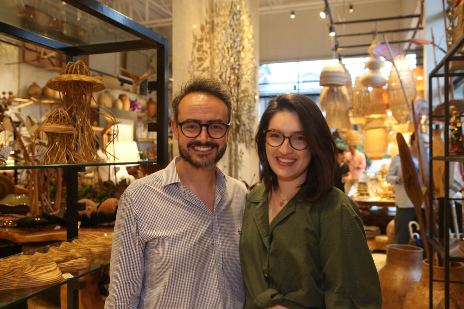 Josué Michels e Ana Paula Mielke conferiram a mostra de mesas (Foto: Notre Design/Divulgação)