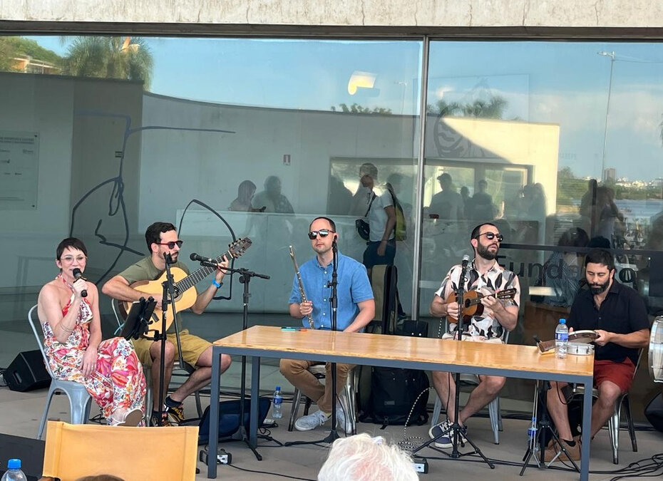A cantora Re Adegas se apresentou com Mathias 7 Cordas, Luciano Krolow, Alexandre Susin e Fernando Sessé (Foto: Paulo Gasparotto/Especial)