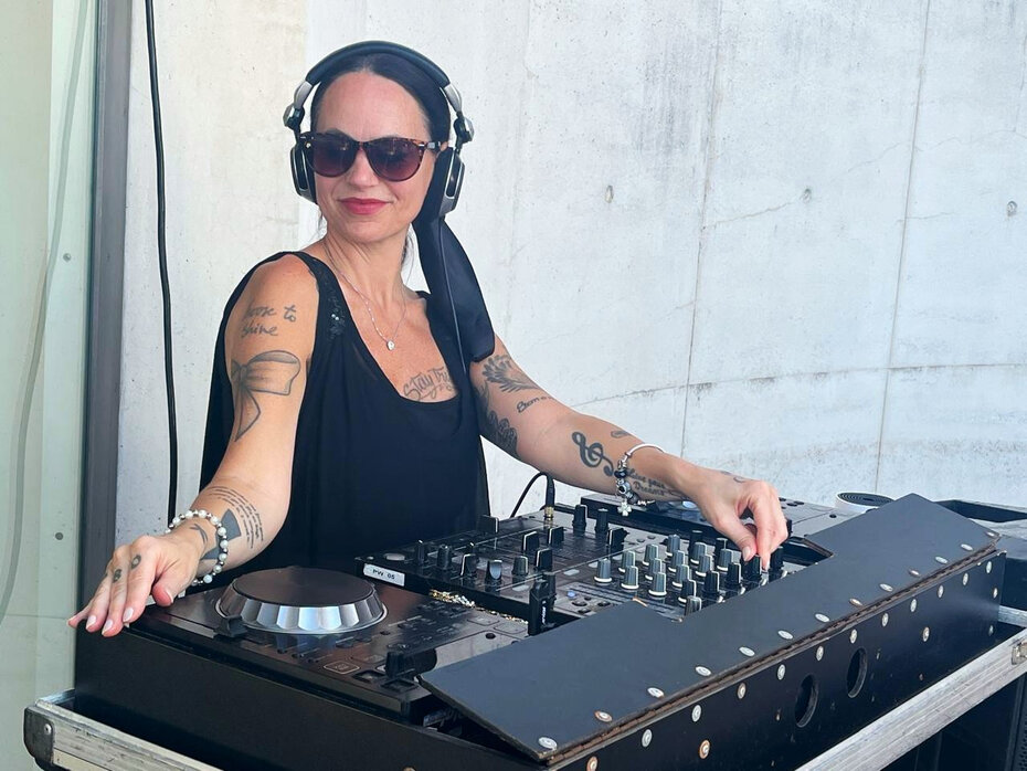 A DJ Camila Vargas apresentou um set animado no evento (Foto: Paulo Gasparotto/Especial)