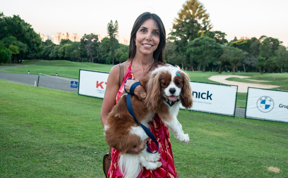Anne Sordi e o simpático pet Fito da raça Cavalier King Charles Spaniel (Foto: Evandro Leal/Divulgação)