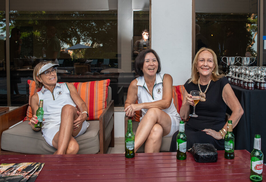 Sandra Mechereffe, Patricia Cunha e Gilda Castro durante os drinques que completaram a tarde de competições (Foto: Evandro Leal/Divulgação)