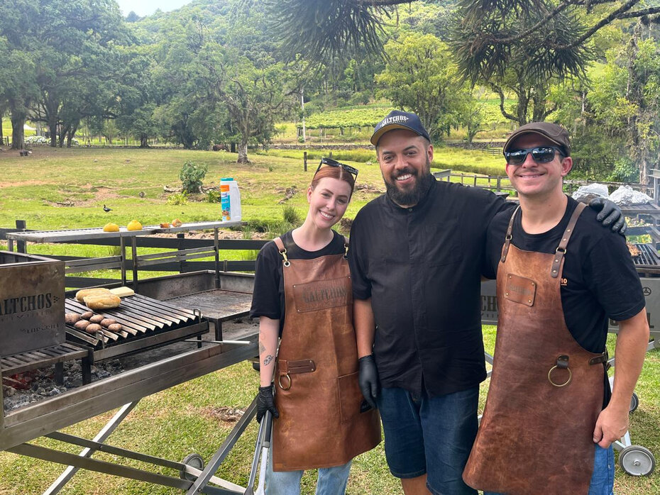 Paula Tomasini, Fernando Schimanowski e Bruno Rodrigues receberam muitos elogios pelo preparo da parrilla (Foto: Paulo Gasparotto/Especial)