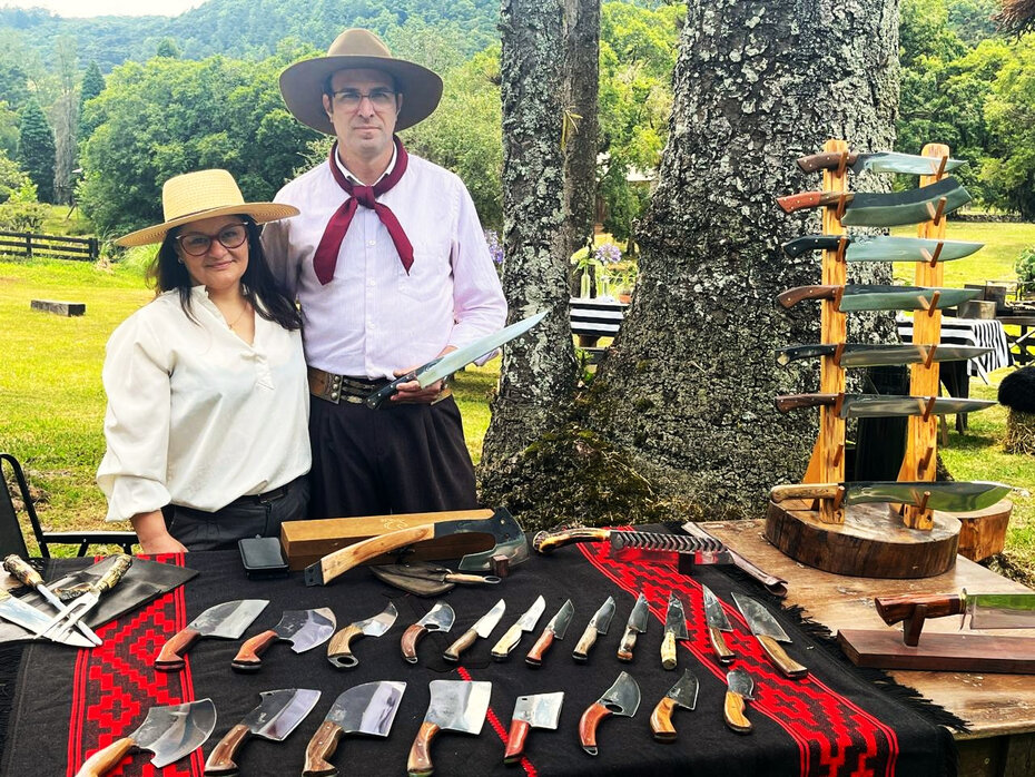 Claudia Toledo e Leandro Rodrigo dos Santos da Cutelaria El Potro (Foto: Paulo Gasparotto/Especial)